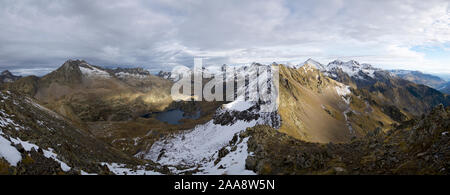 Des sommets enneigés en Vallée de Tena, Province de Huesca, Aragon en Espagne. Banque D'Images