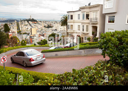 San Francisco, California, United States - Lombard Street au quartier de Russian Hill. Banque D'Images