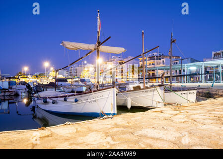 06 octobre 2019, l'Espagne, l'Alcúdia : Espagne, Mallorca : Bateaux à voile traditionnels ont amarré dans le Port de Pollença port dans le nord de Majorque. Photo : Stephan Schulz/dpa-Zentralbild/ZB Banque D'Images