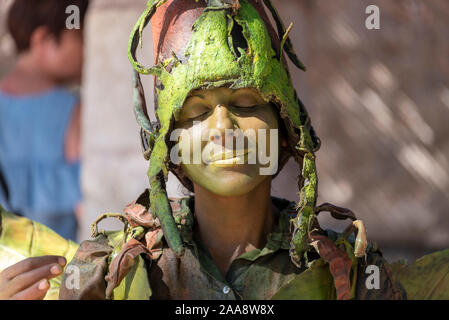 Sineu, Espagne. 09Th Oct, 2019. Une jeune femme s'est déguisée comme un elfe. Il divertit les visiteurs du marché hebdomadaire de Sineu, qui attire de nombreux touristes chaque mercredi. Credit : Stephan Schulz/dpa-Zentralbild/ZB/dpa/Alamy Live News Banque D'Images