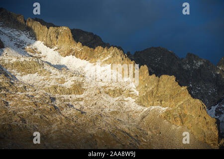 Des sommets enneigés en Vallée de Tena, Province de Huesca, Aragon en Espagne. Banque D'Images