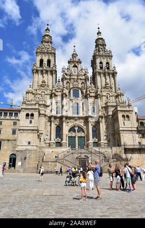 Santiago de Compostela, Espagne. Le 4 août 2019. Avec des pèlerins de la cathédrale de la prise de vue à l'étape finale du Camino de Santiago. Plaza del Obradoiro. Banque D'Images