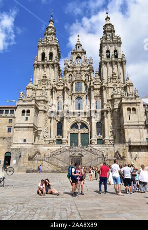 Santiago de Compostela, Espagne. Le 4 août 2019. Avec des pèlerins de la cathédrale de la prise de vue à l'étape finale du Camino de Santiago. Plaza del Obradoiro. Banque D'Images