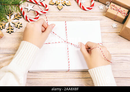 Cravate femme lettres de Noël dans une enveloppe, des enfants la lettre du père Noël dans une enveloppe, fond de noël. Tonique. Banque D'Images