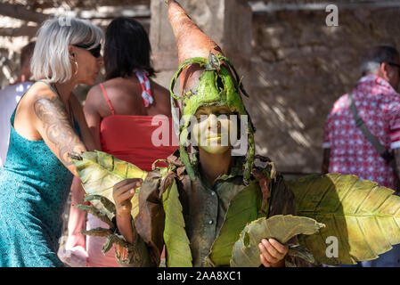 Sineu, Espagne. 09Th Oct, 2019. Une jeune femme s'est déguisée comme un elfe. Il divertit les visiteurs du marché hebdomadaire de Sineu, qui attire de nombreux touristes chaque mercredi. Credit : Stephan Schulz/dpa-Zentralbild/ZB/dpa/Alamy Live News Banque D'Images