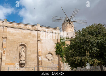 Palma, Espagne. 10 Oct, 2019. Vue d'un moulin à vent historique de Palma de Mallorca. Credit : Stephan Schulz/dpa-Zentralbild/ZB/dpa/Alamy Live News Banque D'Images