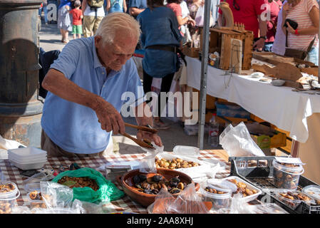 Sineu, Espagne. 09Th Oct, 2019. Un homme âgé vend des Figues confites au marché de la ville de Sineu, avec ses 3600 habitants. Le marché de Sineu est très populaire auprès des touristes. Credit : Stephan Schulz/dpa-Zentralbild/ZB/dpa/Alamy Live News Banque D'Images