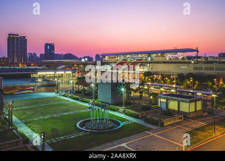 La station de métro de la GRANDE VITESSE FERROVIAIRE de Taoyuan à Taiwan dans la nuit Banque D'Images