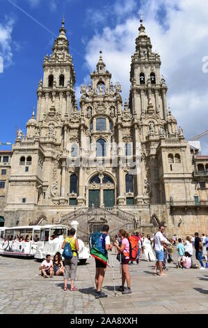 Santiago de Compostela, Espagne. Le 4 août 2019. Avec des pèlerins de la cathédrale de la prise de vue à l'étape finale du Camino de Santiago. Plaza del Obradoiro. Banque D'Images