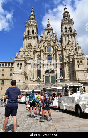 Santiago de Compostela, Espagne. Le 4 août 2019. Avec des pèlerins de la cathédrale de la prise de vue à l'étape finale du Camino de Santiago. Plaza del Obradoiro. Banque D'Images