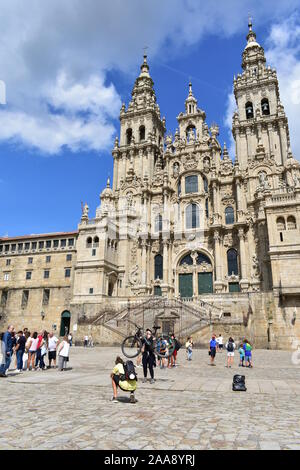 Santiago de Compostela, Espagne. Le 4 août 2019. Avec des pèlerins de la cathédrale de la prise de vue à l'étape finale du Camino de Santiago. Plaza del Obradoiro. Banque D'Images