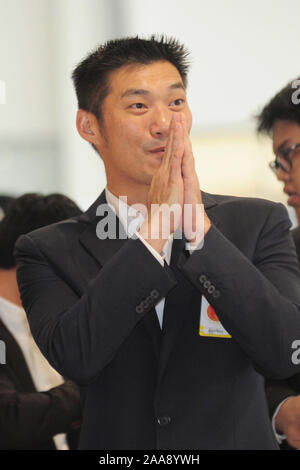Bangkok, Thaïlande. 20 Nov, 2019. L'avenir de la Thaïlande en avant chef de parti Thanathorn Juangroongruangkit arrive à la Cour constitutionnelle à Bangkok, Thaïlande, le 20 novembre, 2019. Thanathorn Juangroongruangkit a perdu son statut de député en raison de sa prétendue organisation d'une entreprise de médias. La Cour constitutionnelle a statué mercredi sur Thanathorn coupable de détenir des actions de V-Luck Media Co. après avoir appliqué au début de février pour contester l'élection de mars pour MP. Aucun des candidats sont légalement autorisés à détenir des actions d'une entreprise de médias. Credit : Rachen Sageamsak/Xinhua/Alamy Live News Banque D'Images