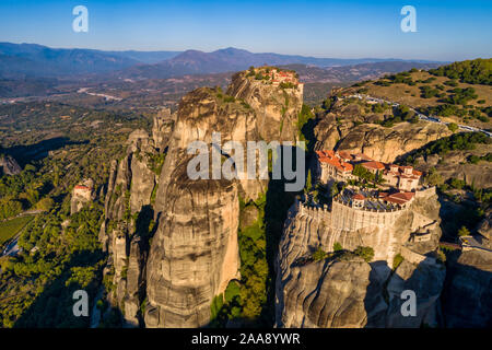 Vue aérienne du monastère de Varlaam sur le haut de la falaise en Meteora Kalabaka, près de Trikala, Grèce Banque D'Images