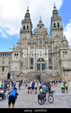 Santiago de Compostela, Espagne. Le 4 août 2019. Avec des pèlerins de la cathédrale de la prise de vue à l'étape finale du Camino de Santiago. Plaza del Obradoiro. Banque D'Images