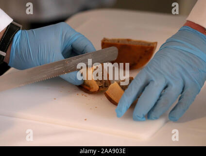 Un Scotch pie est coupé pendant au monde 2020 Championnat Scotch Pie au Carnegie Conference Centre, Dunfermline. Banque D'Images