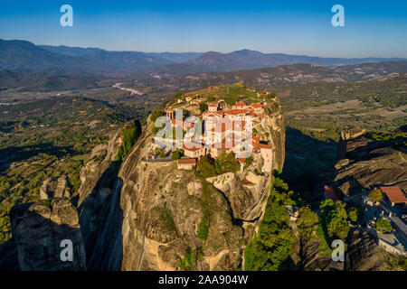 Vue aérienne du monastère de Grand Meteoron sur le haut de la falaise dans près de Meteora Kalabaka, Trikala, Grèce Banque D'Images