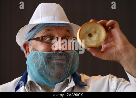 Jim McCormack est titulaire d'un Scotch pie pendant au Monde Championnat 2020 Scotch Pie au Carnegie Conference Centre, Dunfermline. PA Photo. Photo date : mercredi 20 novembre, 2019. Chaque société est autorisé à entrer dans l'un Scotch Pie, rouleau de saucisse, Bridie, Macaroni Pie, tarte aux pommes et jusqu'à cinq produits salés. Crédit photo doit se lire : Andrew Milligan/PA Wire Banque D'Images