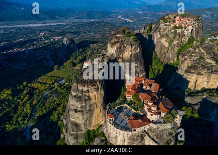 Vue aérienne du monastère de Varlaam sur le haut de la falaise en Meteora Kalabaka, près de Trikala, Grèce Banque D'Images