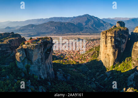Vue aérienne du monastère de la Sainte Trinité en haut de la falaise dans près de Meteora Kalabaka, Trikala, Grèce Banque D'Images