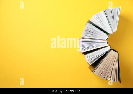 Livres sur fond jaune, vue du dessus et de l'espace pour le texte Banque D'Images