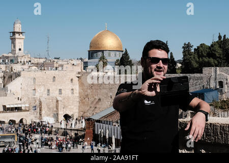 Jérusalem, Israël. 20 novembre, 2019. De nombreux Américains parmi les touristes affluent vers Jérusalem malgré le 18 novembre 2011, l'ambassade des Etats-Unis a émis plus d'avertissement de voyage du secrétaire d'État a annoncé que les colonies israéliennes dans les territoires occupés de Cisjordanie ne sont pas considérées comme illégales. "L'Ambassade américaine conseille aux citoyens des États-Unis ou en considérant le fait de voyager ou par le biais de Jérusalem, la Cisjordanie, Gaza ou de maintenir un haut niveau de vigilance et de prendre des mesures appropriées pour accroître leur sensibilisation aux problèmes de sécurité à la lumière de l'environnement actuel." Photo : Nir Alon/Alamy Live News. Banque D'Images