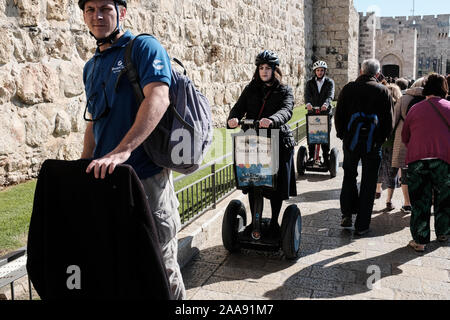 Jérusalem, Israël. 20 novembre, 2019. De nombreux Américains parmi les touristes affluent vers Jérusalem malgré le 18 novembre 2011, l'ambassade des Etats-Unis a émis plus d'avertissement de voyage du secrétaire d'État a annoncé que les colonies israéliennes dans les territoires occupés de Cisjordanie ne sont pas considérées comme illégales. "L'Ambassade américaine conseille aux citoyens des États-Unis ou en considérant le fait de voyager ou par le biais de Jérusalem, la Cisjordanie, Gaza ou de maintenir un haut niveau de vigilance et de prendre des mesures appropriées pour accroître leur sensibilisation aux problèmes de sécurité à la lumière de l'environnement actuel." Photo : Nir Alon/Alamy Live News. Banque D'Images