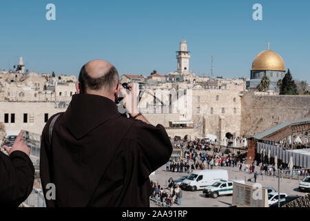 Jérusalem, Israël. 20 novembre, 2019. De nombreux Américains parmi les touristes affluent vers Jérusalem malgré le 18 novembre 2011, l'ambassade des Etats-Unis a émis plus d'avertissement de voyage du secrétaire d'État a annoncé que les colonies israéliennes dans les territoires occupés de Cisjordanie ne sont pas considérées comme illégales. "L'Ambassade américaine conseille aux citoyens des États-Unis ou en considérant le fait de voyager ou par le biais de Jérusalem, la Cisjordanie, Gaza ou de maintenir un haut niveau de vigilance et de prendre des mesures appropriées pour accroître leur sensibilisation aux problèmes de sécurité à la lumière de l'environnement actuel." Photo : Nir Alon/Alamy Live News. Banque D'Images