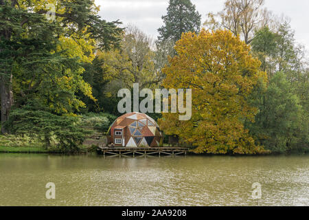 La compensation, un dôme géodésique, sur le bord du lac à Compton Verney, Warwickshire, UK ; volontaires l'occuper de faire l'expérience de la vie en vert Banque D'Images