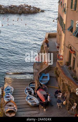 Vue plongeante sur le port de Riomaggiore, l'un des jolis petits villages des Cinque Terre, sur la mer Méditerranée, près de l'Italie du nord Banque D'Images