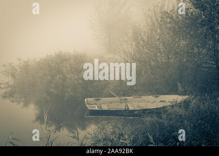 Vieille chaloupe au bord de l'eau dans un paysage gelé misty tôt le matin, photo prise au lac de Kotermeerstal les Pays-Bas, province Waals-brabant Banque D'Images