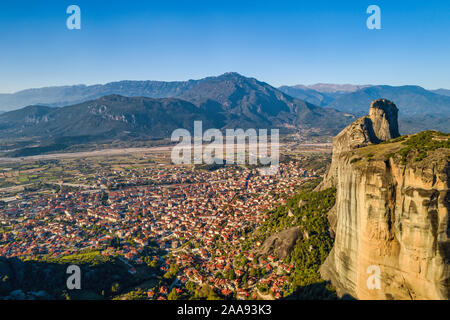 Vue aérienne de la ville de Kalambaka où l'attraction principale du nord de la Grèce est situé à - le complexe du temple chrétien orthodoxe de l'| couvent Banque D'Images