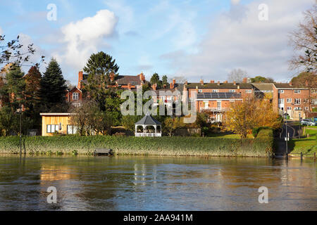 Maison vue de la carrière et de l'autre côté de la rivière Severn à Shrewsbury au cours d'une agréable après-midi d'automne Novembre. Banque D'Images