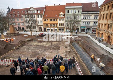 Gotha, Allemagne. 20 Nov, 2019. Les visiteurs intéressés ont suivi la visite guidée, au cours de laquelle l'Office d'État pour la préservation des monuments et de l'archéologie a présenté les mis à jour des vestiges de la chapelle Jakobskapelle sur la place du marché principal de Gotha. Les enquêtes approfondies ont été menées dans le cadre du programme de rénovation de la place principale du marché, en ligne avec l'ordonnance de préservation, qui est prévue pour durer jusqu'à la fin de 2021. Crédit : Michael Reichel/dpa/Alamy Live News Banque D'Images