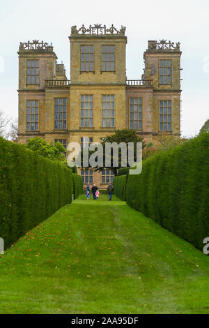 Une passerelle de haies de chaque côté à Hardwick Hall, une maison élisabéthaine près de Chesterfield, Derbyshire, Angleterre, RU Banque D'Images