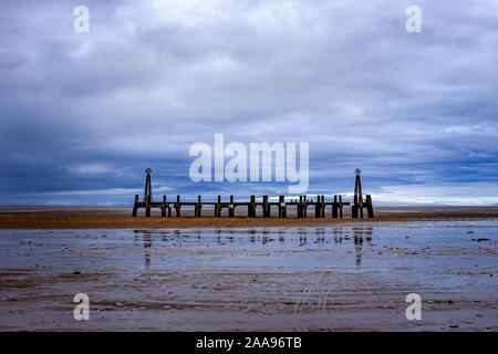 Les vestiges de l'ancienne jetée en bois à Lytham St Annes Lancashire UK Banque D'Images