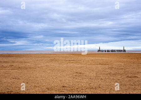 Les vestiges de l'ancienne jetée en bois à Lytham St Annes Lancashire UK Banque D'Images