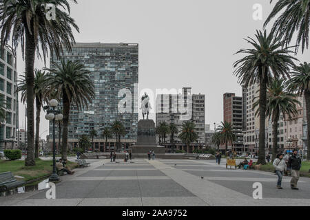 Montevideo, Uruguay. 19 Septembre, 2007. Avis de Mausoleo de José Gervasio Artigas (Mausolée de héros militaire uruguayen Jose Artigas) à la place principale Plaza Independencia, monument historique vu au cours de jour nuageux dans le quartier Centro/district à Montevideo, Uruguay. Banque D'Images