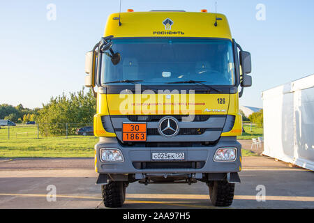Mercedes camion de ravitaillement en jaune. La Russie, dans la région de Moscou Zhukovsky, Ramenskoe. Aviasalon MAKS 2019. 28 août 2019 Banque D'Images