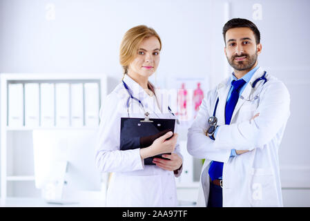 Des hommes et des femmes à l'hôpital médecins courses mixtes Banque D'Images