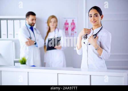 Smiling Female Doctor with Stethoscope arabe debout en face de son équipe à l'hôpital Banque D'Images