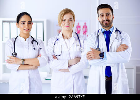 Groupe de race mixte hommes et des médecins à l'hôpital Banque D'Images