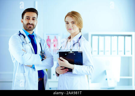 Des hommes et des femmes à l'hôpital médecins courses mixtes Banque D'Images