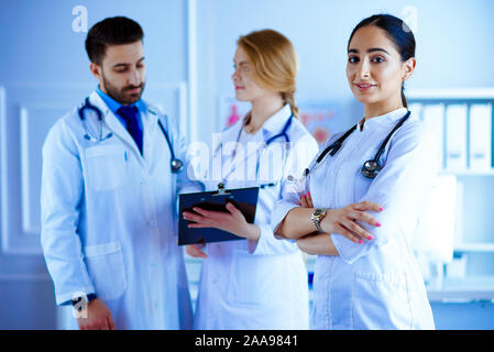 Jolie femme médecin arabe en face de trucs médicaux Banque D'Images