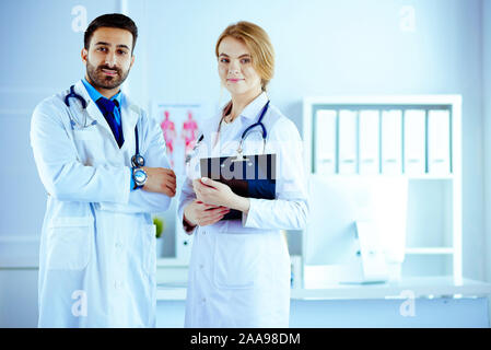 Des hommes et des femmes à l'hôpital médecins courses mixtes Banque D'Images