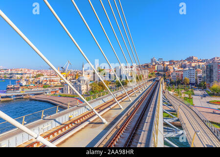 Halic Metro Bridge et Sokollu Mehmed Pasha Mosque, Istanbul Banque D'Images