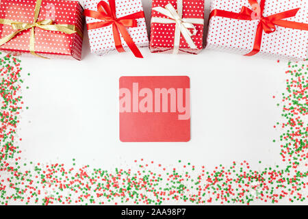 Cadeaux de Noël avec des rubans, en forme de carré rouge sur fond blanc de la carte Banque D'Images