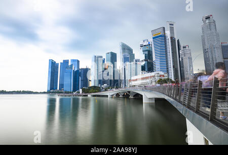 Superbe vue sur le quartier financier de Singapour pendant une journée nuageuse avec la statue du Merlion dans la distance. Banque D'Images