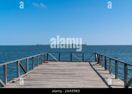 Pont de jetée en bois sur la journée ensoleillée d'été en amazonie avec de belles eaux de la rivière Tapajos dans la ville de Santarem, para, Brésil.Voyage, tourisme. Banque D'Images