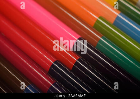 Crayons de couleur sur fond brun crayons multicolores close up Banque D'Images