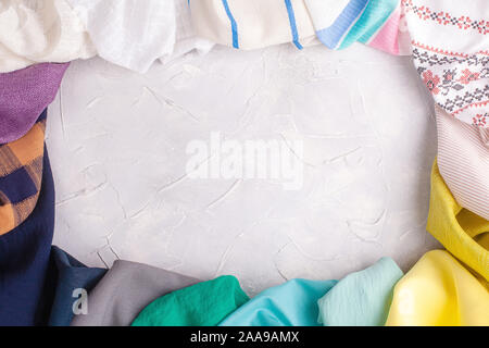 Multi-couleur tissu trame sur fond gris Banque D'Images